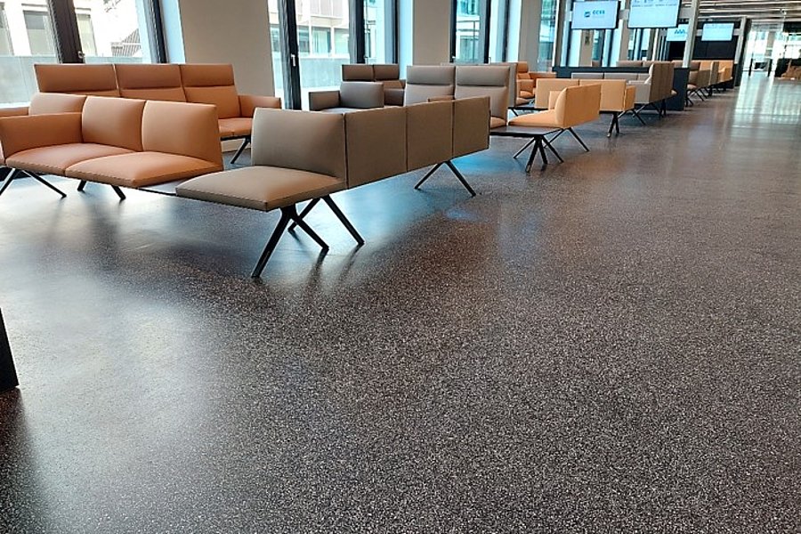 Geschliffener Gussasphalt im BituTerrazzo Verfahren, ohne Fugen als hochwertiger und langlebiger Bodenbelag im modernen Innenbereich.
