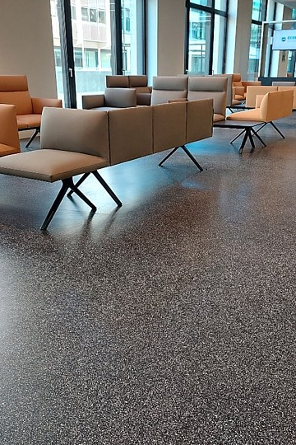 Geschliffener Gussasphalt im BituTerrazzo Verfahren, ohne Fugen als hochwertiger und langlebiger Bodenbelag im modernen Innenbereich.