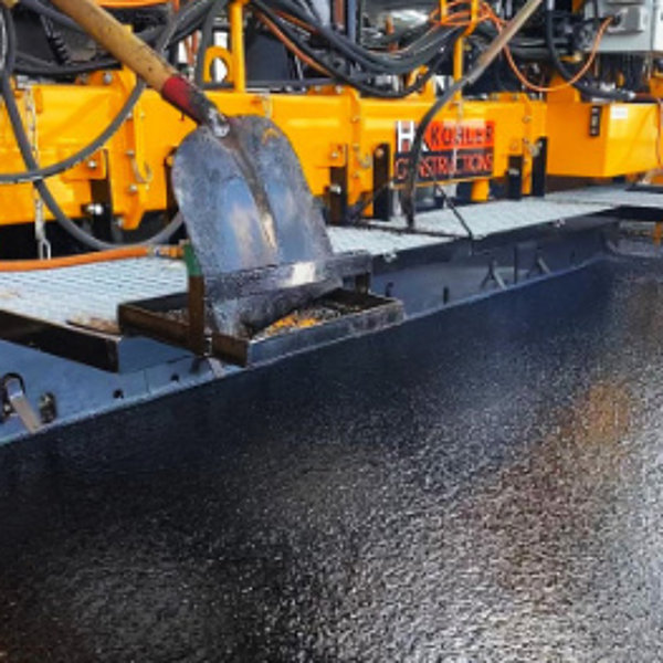 Fachgerechter Einbau einer langlebigen Gussasphaltdeckschicht mit einer Gussasphalt-Bohle im Parking P+R Stade de Luxembourg.