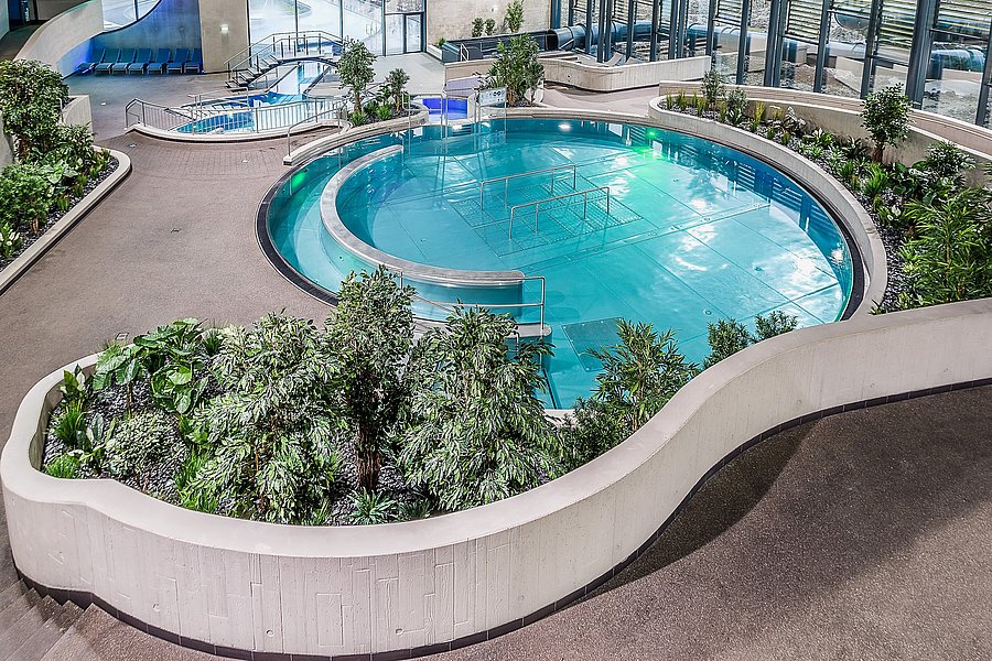 Geschliffener Gussasphalt BituTerrazzo als langlebiger Bodenbelag im Außenbereich eines öffentlichen Schwimmbads.