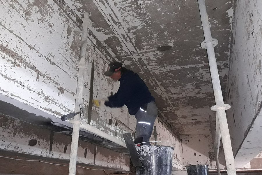 Entfernung der Beschichtung und fachgerechtes schließen von Schadstellen an einer Brücke zur Wiederherstellung des Oberflächenschutzsystems.