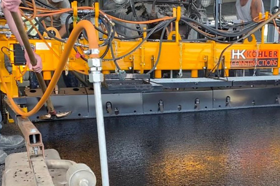 Fachgerechter Einbau einer langlebigen Gussasphaltdeckschicht mit einer Gussasphalt-Bohle im Parking P+R Stade de Luxembourg.