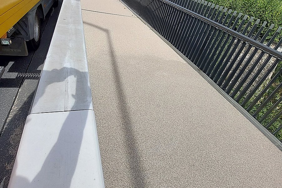 Ausführung eines RHD-Belags als Geh-, und Radweg an der Pont Passerelle in Luxemburg, einschließlich fachgerechter Untergrundvorbereitung.