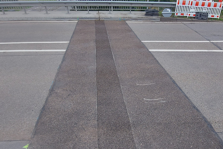 Fahrbahnübergang nach dem Thorma-Joint-System als flexibler Asphalt-Fahrbahnübergang auf einer Straßenbrücke.
