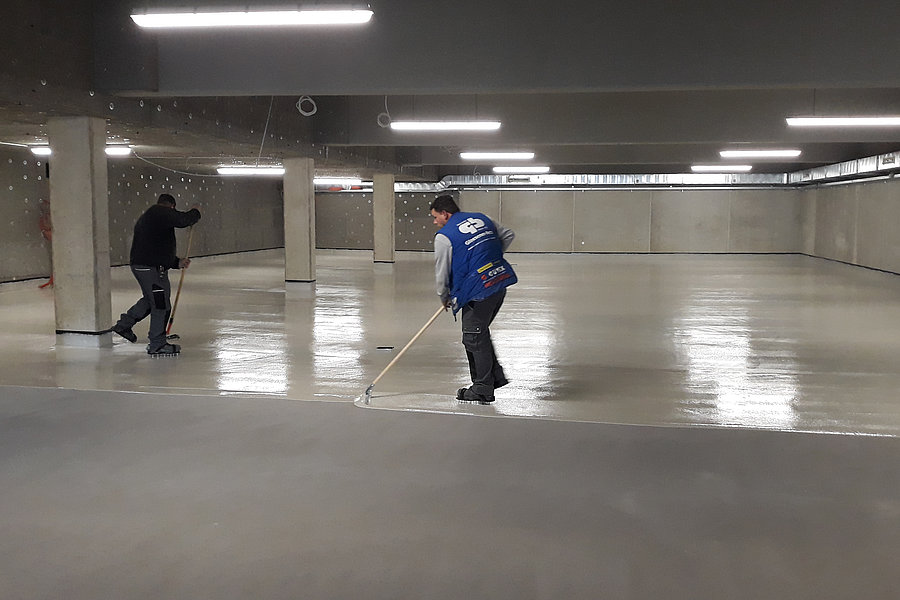 Einbau eines Oberflächenschutzsystems zum nachhaltigen Schutz der befahrbaren Betonflächen in einer Tiefgarage.