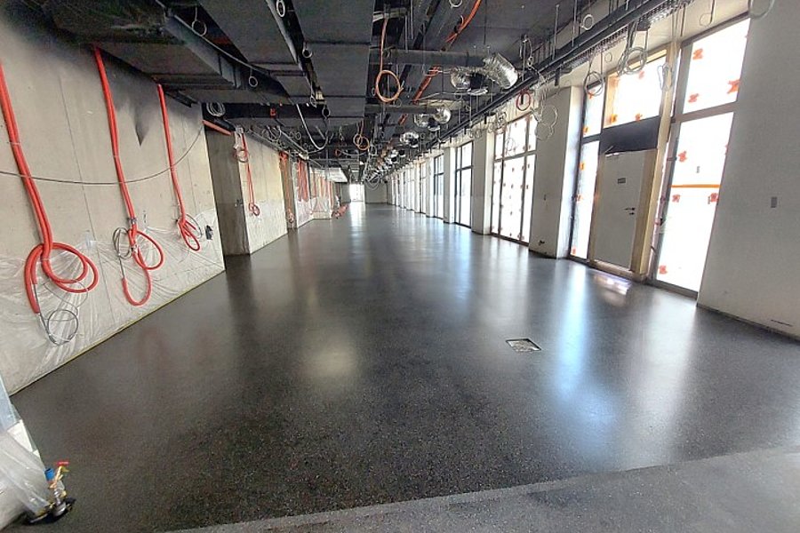 Geschliffener Gussasphalt im BituTerrazzo Verfahren, ohne Fugen als hochwertiger und langlebiger Bodenbelag im modernen Innenbereich.