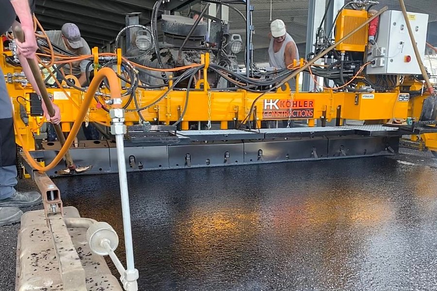 Fachgerechter Einbau einer langlebigen Gussasphaltdeckschicht mit einer Gussasphalt-Bohle im Parking P+R Stade de Luxembourg.