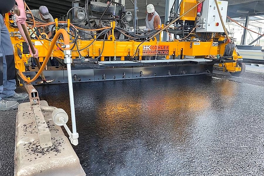 Fachgerechter Einbau einer langlebigen Gussasphaltdeckschicht mit einer Gussasphalt-Bohle im Parking P+R Stade de Luxembourg.