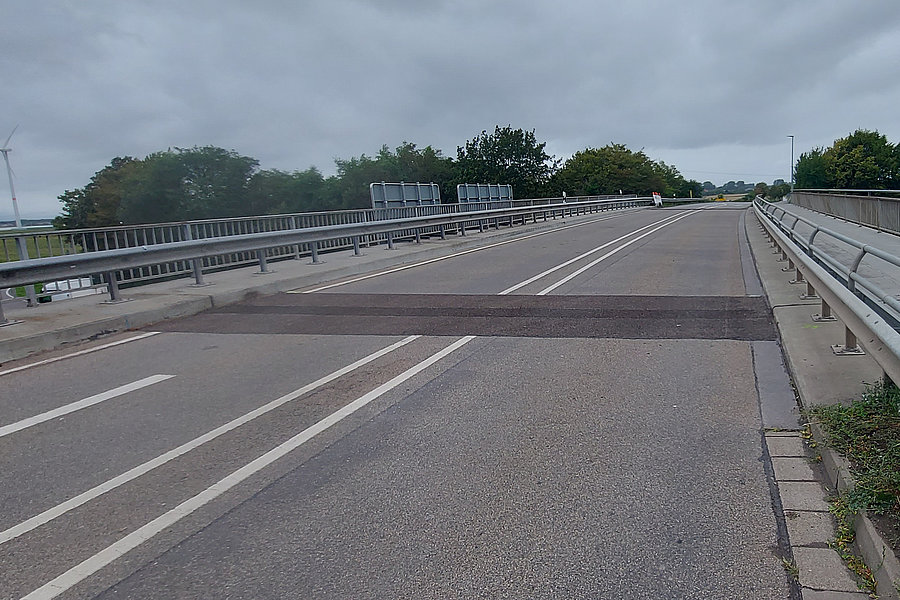 Fahrbahnübergang nach dem Thorma-Joint-System als flexibler Asphalt-Fahrbahnübergang auf einer Straßenbrücke.