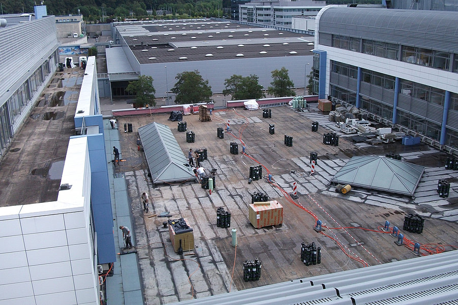 Erneuerung der Bitumen-Schweißbahn am Kirchberg Shopping Center.
