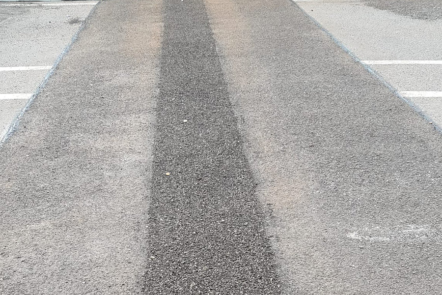Fahrbahnübergang nach dem Thorma-Joint-System als flexibler Asphalt-Fahrbahnübergang auf einer Straßenbrücke.