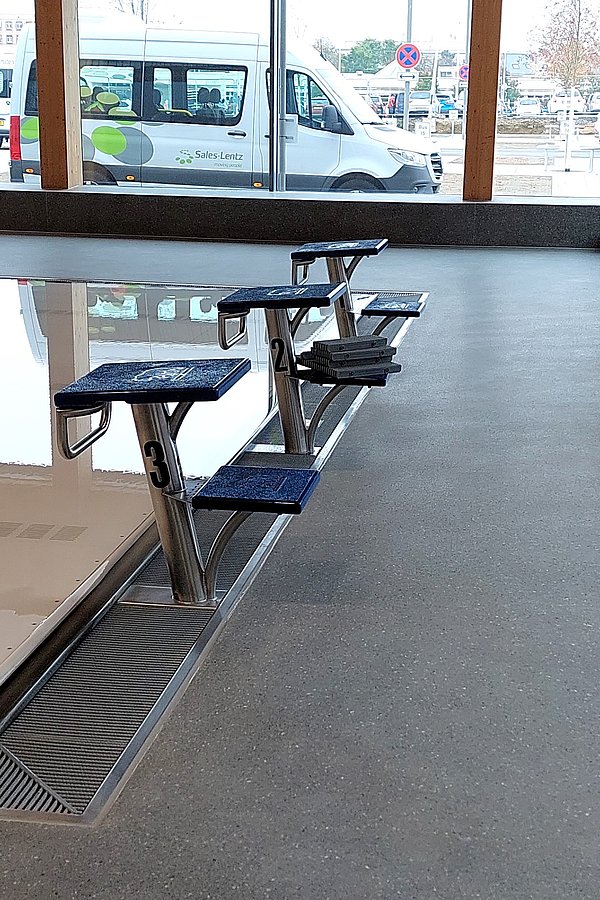 Geschliffener Gussasphalt BituTerrazzo als langlebiger Bodenbelag im Außenbereich eines öffentlichen Schwimmbads.
