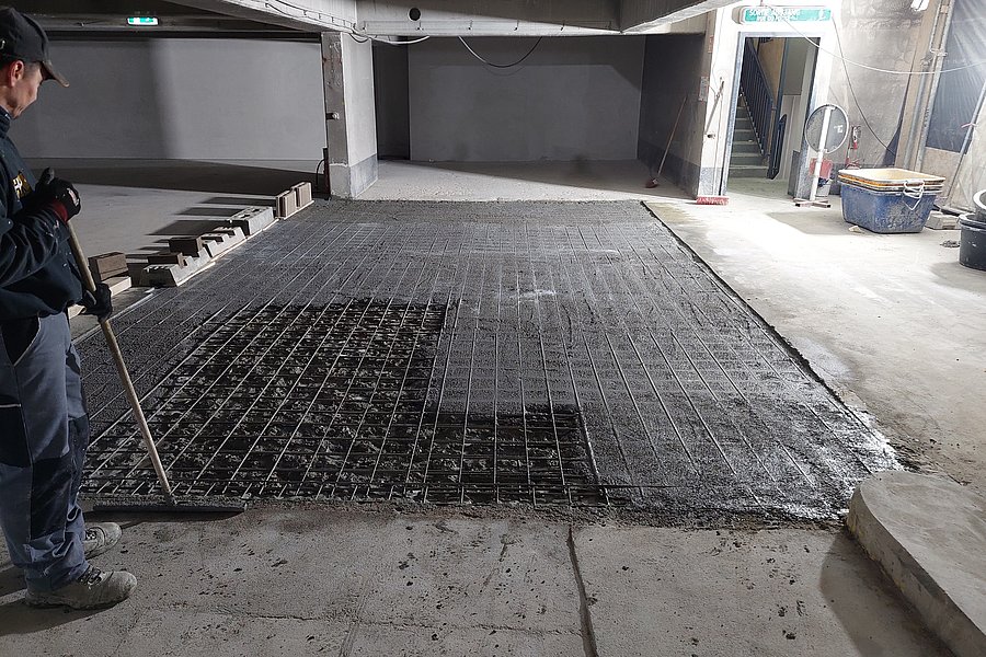 Entfernung der alten Beschichtung als Vorbereitung für die fachgerechte Betoninstandsetzung und Erneuerung des Parkhauses.