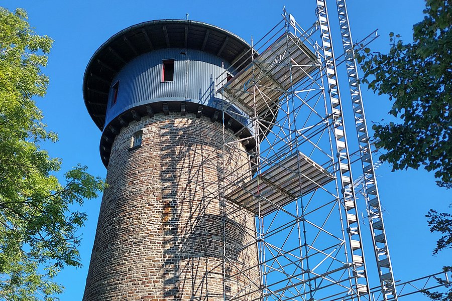 Betonsanierung an einem historischen Wasserturm zur langfristigen Instandsetzung und zum Erhalt des Betonbauwerks.