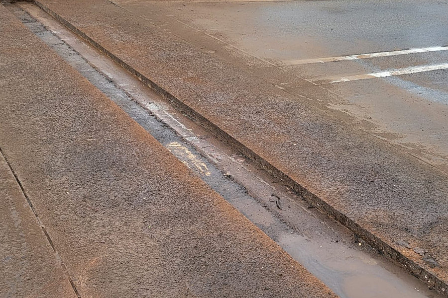 Ausgefräster Fahrbahnübergang auf einer Brücke als Vorbereitung für die Sanierung und den Einbau eines neuen Asphaltübergangs.