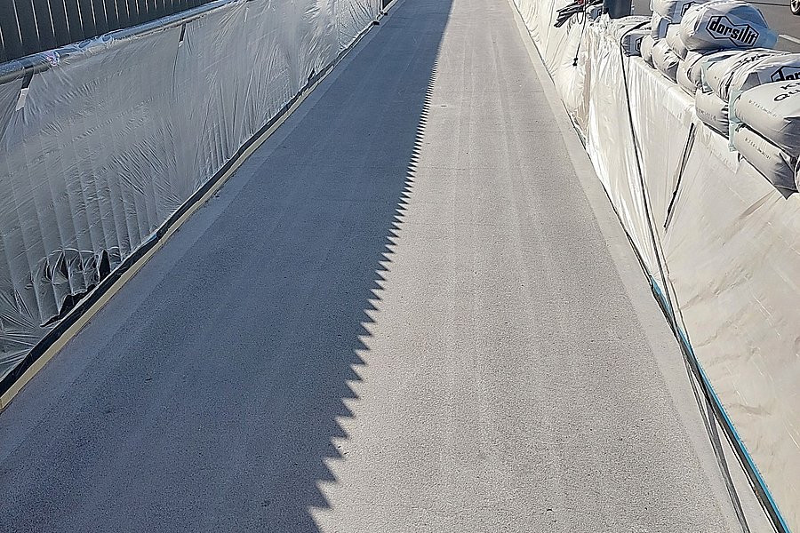 Ausführung eines RHD-Belags als Geh-, und Radweg an der Pont Passerelle in Luxemburg, einschließlich fachgerechter Untergrundvorbereitung.
