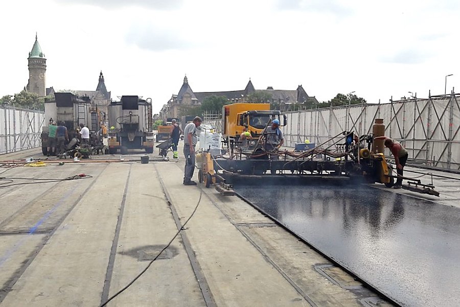 Fachgerechter Einbau einer langlebigen Gussasphaltschutzschicht auf der Pont Adolphe in Luxemburg Stadt.
