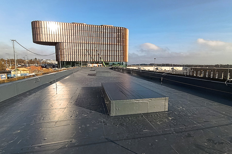 Flachdachabdichtung mit schwarzer Alwitra-Kunststoffbahn am Skypark Business Center am Flughafen Luxembourg.